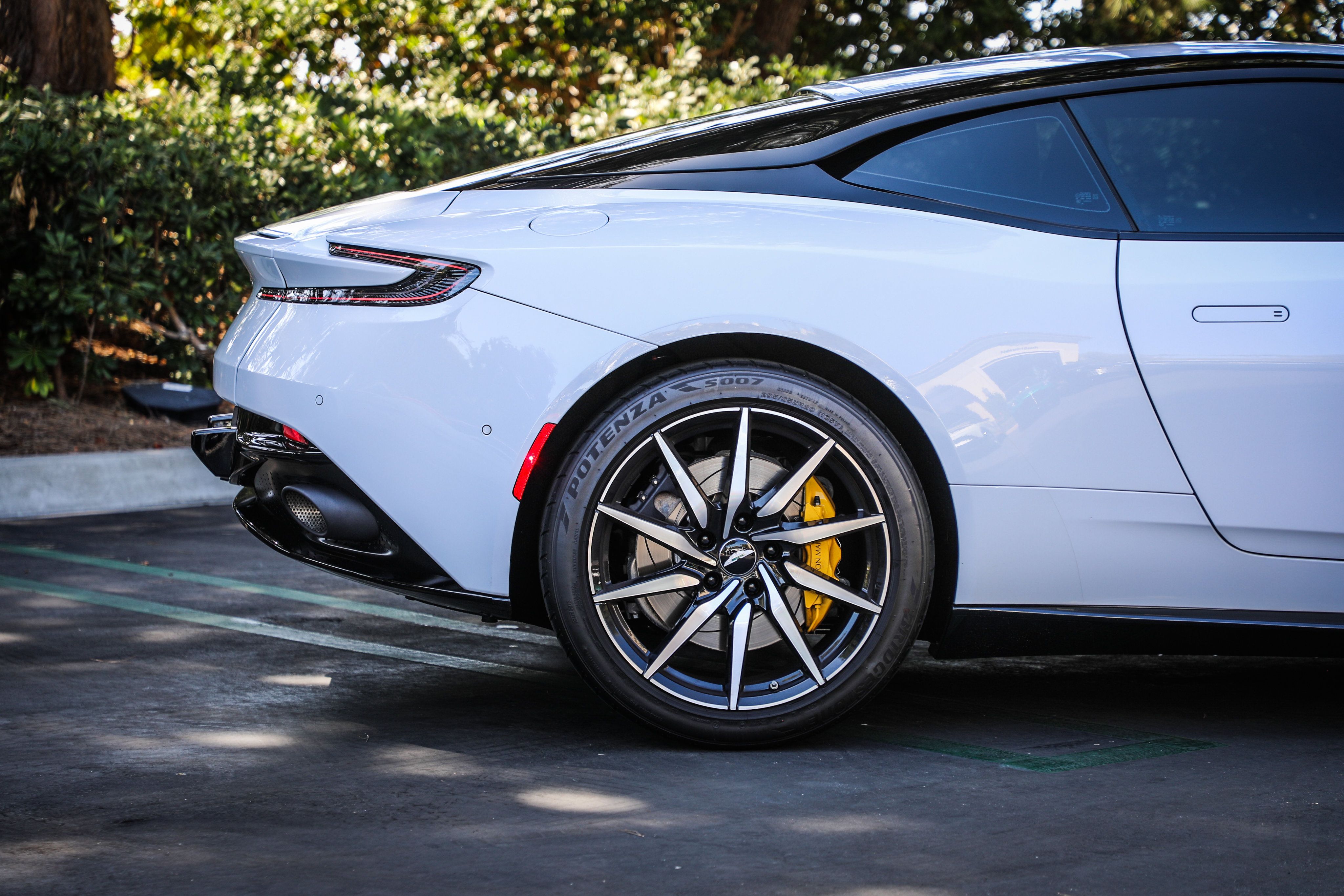 Used 2022 Aston Martin DB11 Coupe RWD image 24