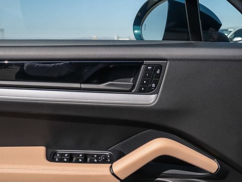 Used 2025 Porsche Cayenne image 32