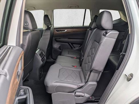 Used 2025 Volkswagen Atlas SE image 18