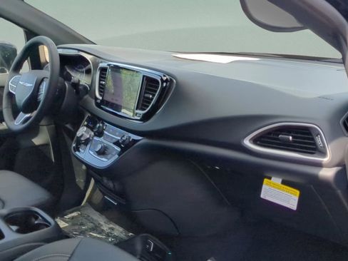 New 2025 Chrysler Voyager LX image 29