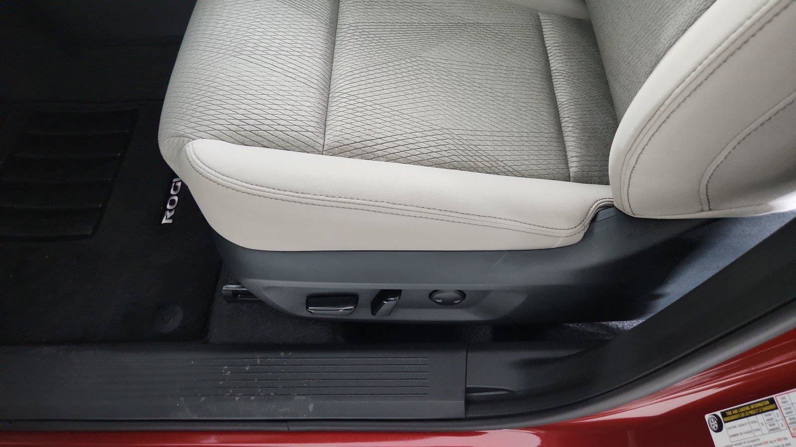 Used 2025 Nissan Rogue SV AWD/4WD image 18