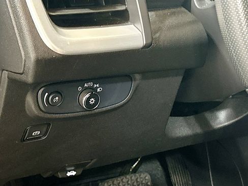 Used 2024 GMC Terrain SLE w/ Driver Convenience Package FWD image 8