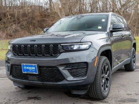 Used 2025 Jeep Grand Cherokee Altitude image 2