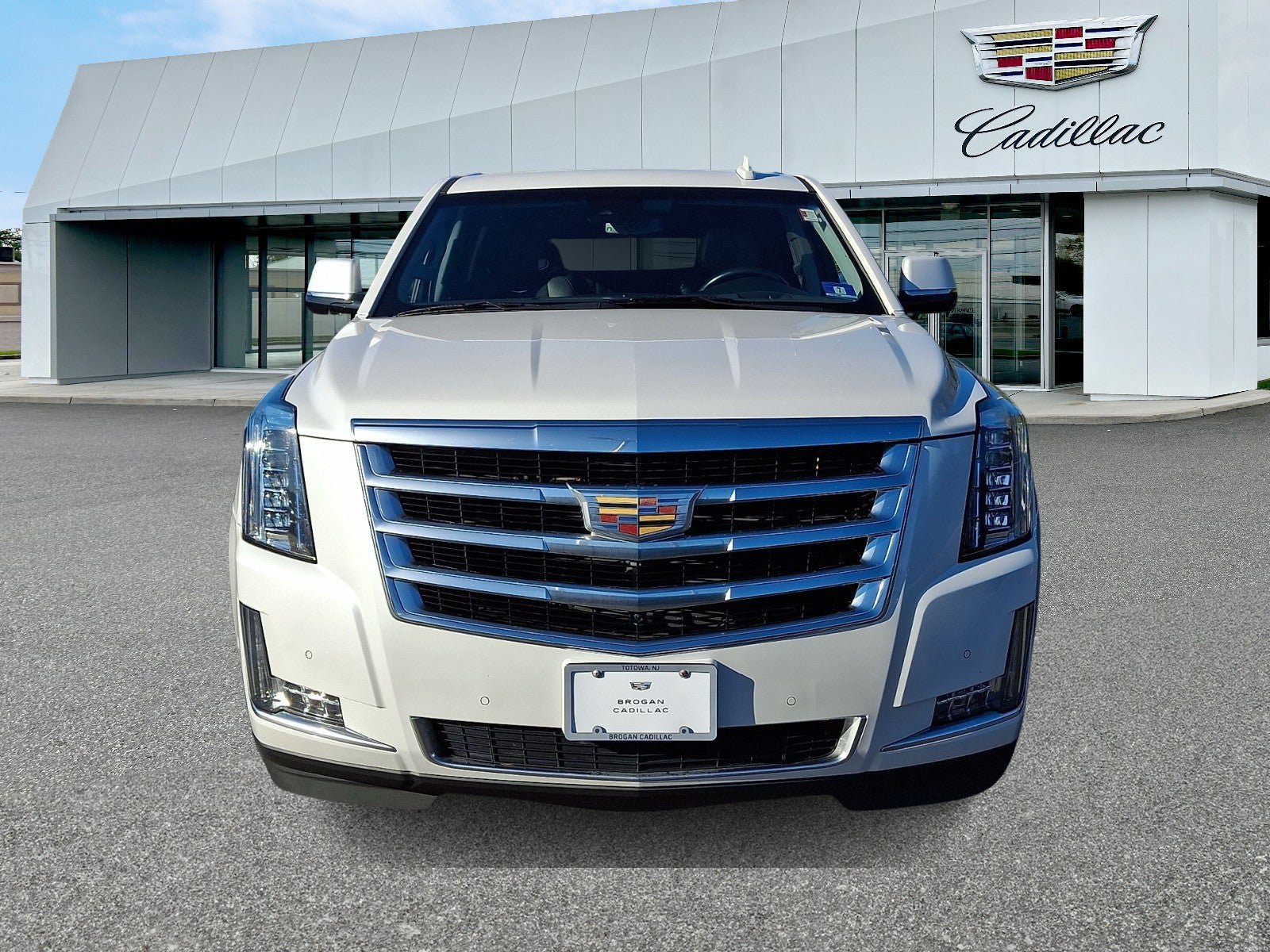 Used 2020 Cadillac Escalade Luxury AWD/4WD image 2