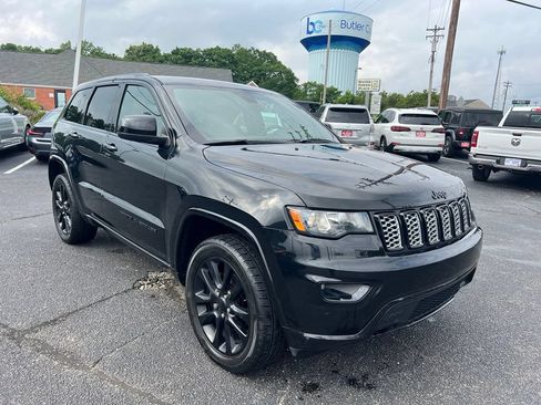Used 2018 Jeep Grand Cherokee Altitude AWD/4WD image 4