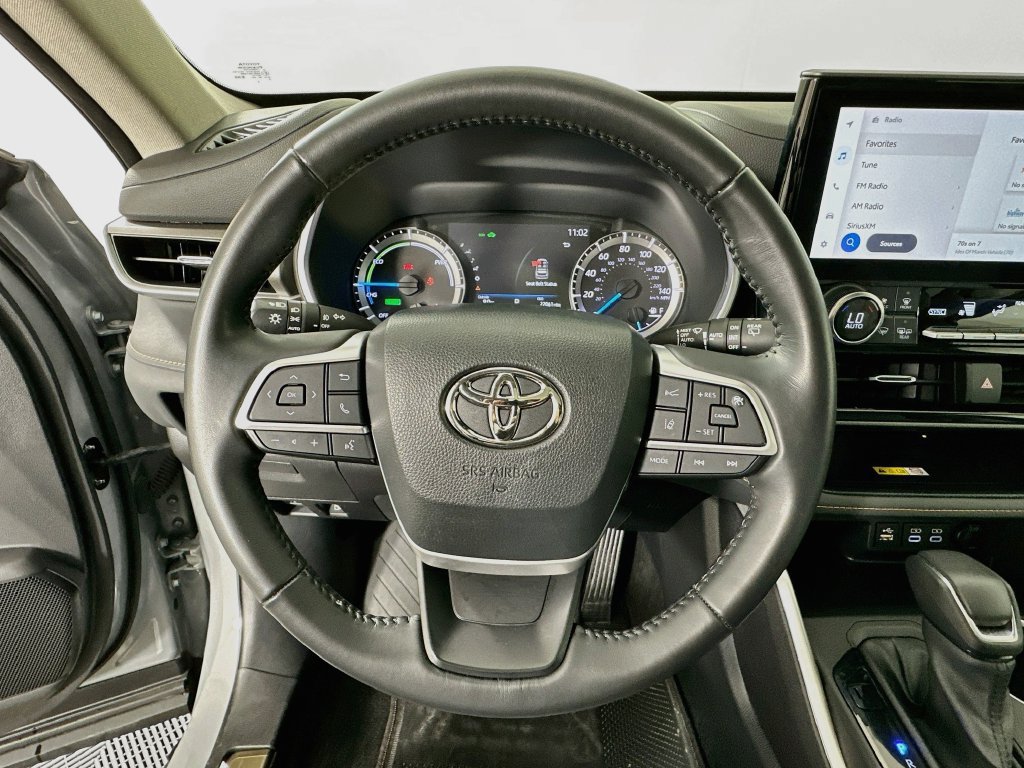 Used 2023 Toyota Highlander Bronze Edition FWD image 11