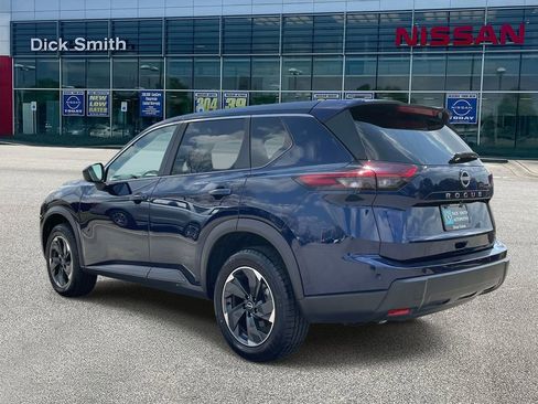 Used 2025 Nissan Rogue SV image 4