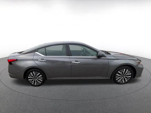 Used 2025 Nissan Altima 2.5 SV FWD image 13
