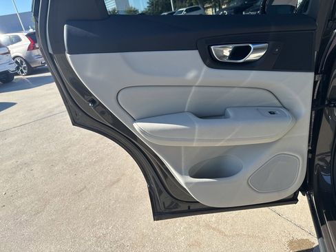 Used 2021 Volvo XC60 T5 Momentum w/ Premium Package image 17
