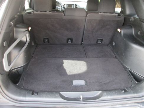 Used 2018 Jeep Cherokee Latitude w/ Altitude Package image 6