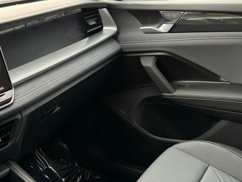 New 2025 Volkswagen Tiguan SE image 32