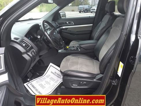 Used 2017 Ford Explorer XLT w/ XLT Technology Feature Bundle AWD/4WD image 16
