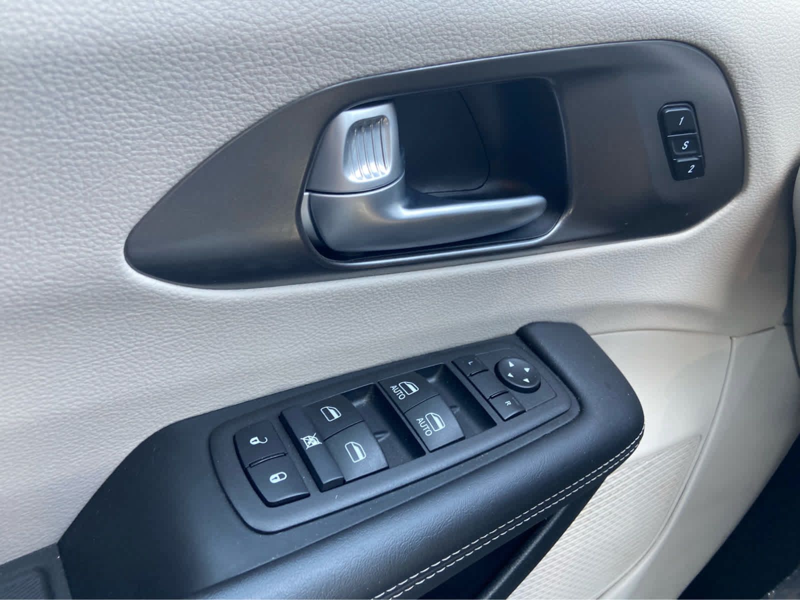 Used 2024 Chrysler Pacifica Touring-L FWD image 24