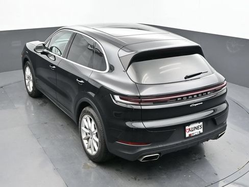 Used 2024 Porsche Cayenne AWD/4WD image 30