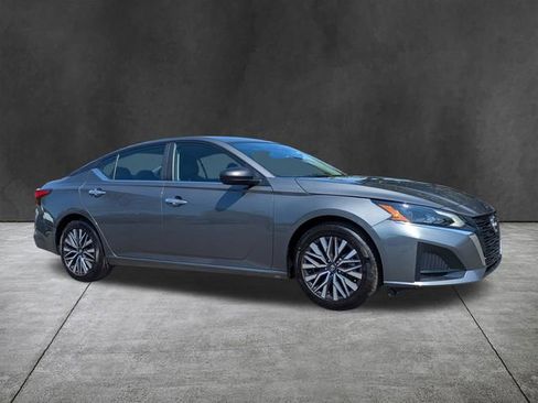 Used 2025 Nissan Altima 2.5 SV image 2