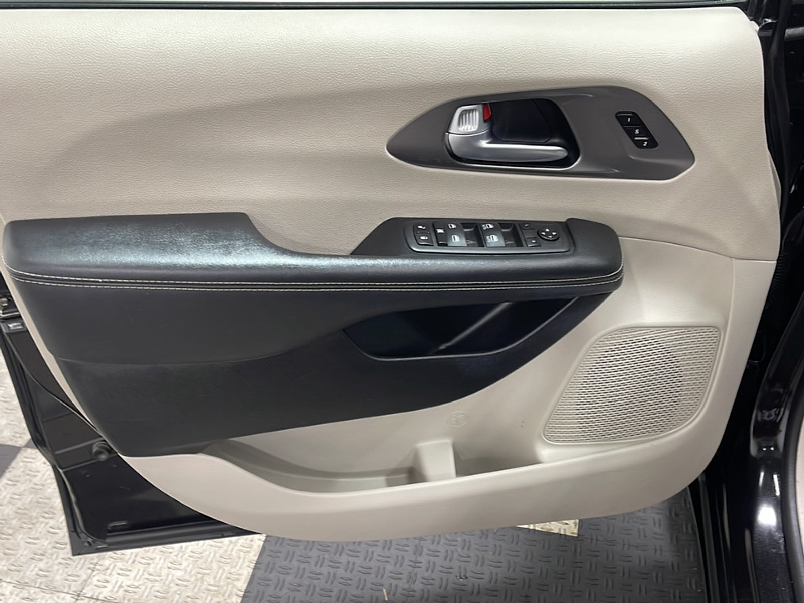 Used 2023 Chrysler Pacifica Touring-L FWD image 12