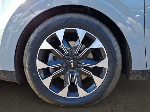 Used 2024 Kia Carnival EX image 9