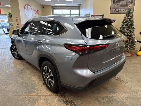 Used 2021 Toyota Highlander XLE image 9