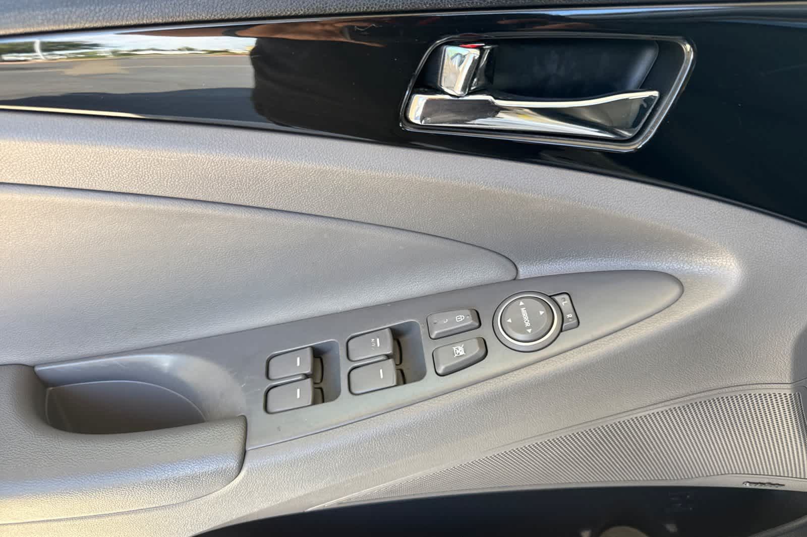 Used 2011 Hyundai Sonata Limited w/ Navigation Pkg 5 FWD image 12