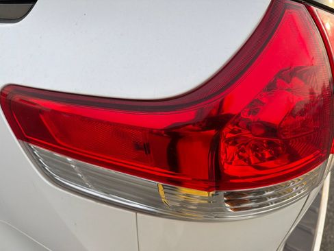 Used 2013 Toyota Sienna LE w/ Towing Pkg AWD/4WD image 6