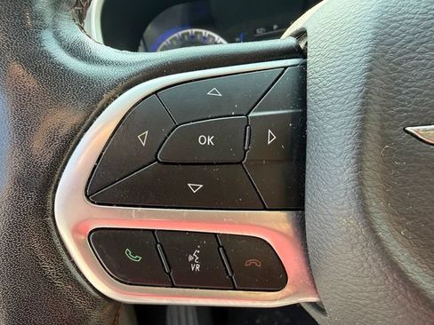 Used 2020 Chrysler Pacifica Touring-L FWD image 20