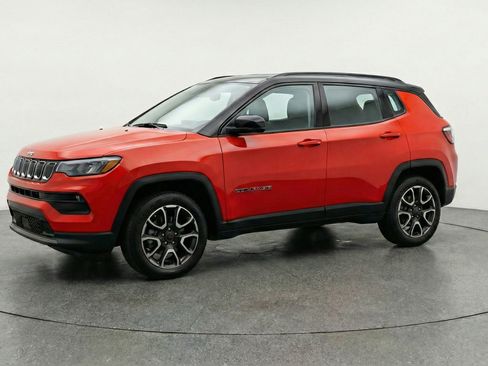 Used 2025 Jeep Compass Trailhawk image 3