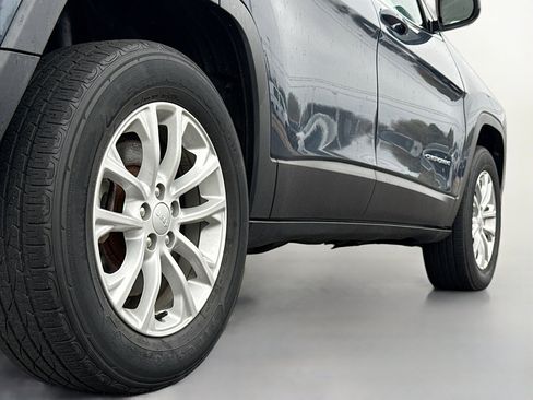 Used 2021 Jeep Cherokee Latitude AWD/4WD image 16