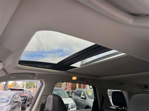 Used 2024 Nissan Pathfinder Platinum image 21