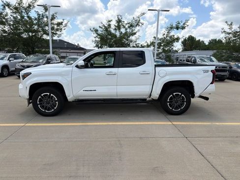 Used 2024 Toyota Tacoma TRD Sport w/ TRD Sport Upgrade Package AWD/4WD image 4