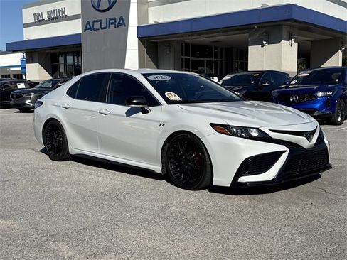 Used 2023 Toyota Camry SE image 2