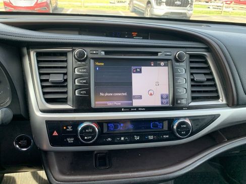 Used 2018 Toyota Highlander XLE AWD/4WD image 18