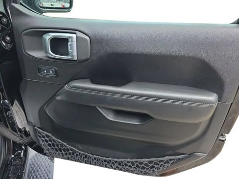 Used 2019 Jeep Wrangler Unlimited Sahara w/ Uconnect 4C Nav & Sound Group AWD/4WD image 19