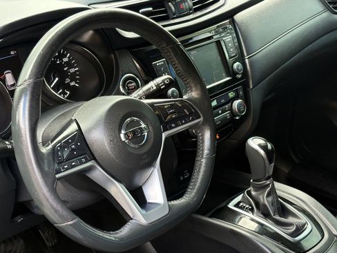 Used 2018 Nissan Rogue SV image 11