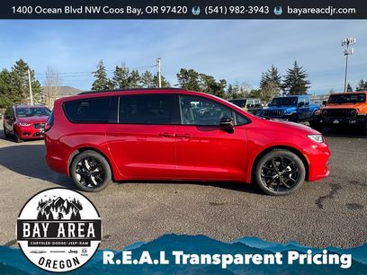 New 2026 Chrysler Pacifica Select w/ S Appearance Package