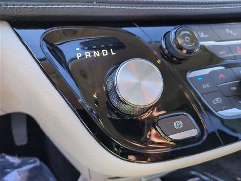 Used 2024 Chrysler Pacifica Select image 12