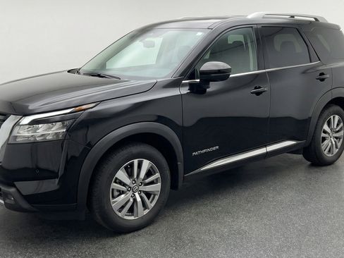 Used 2025 Nissan Pathfinder SV image 3