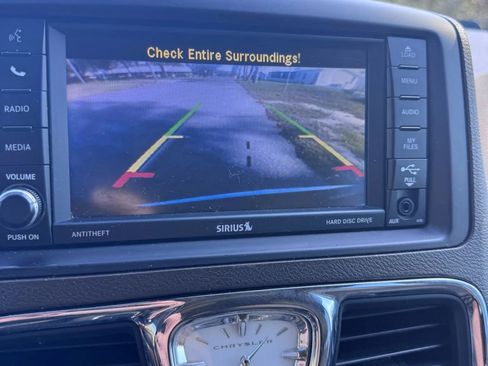 Used 2014 Chrysler Town & Country Touring-L w/ Driver Convenience Group image 19