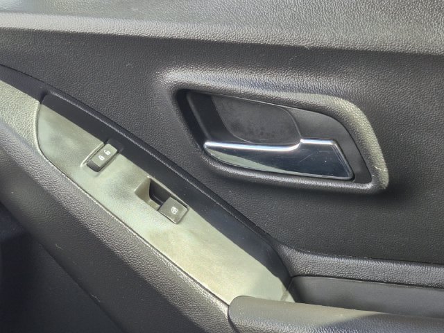 Used 2018 Chevrolet Trax LT w/ LT Convenience Package FWD image 17