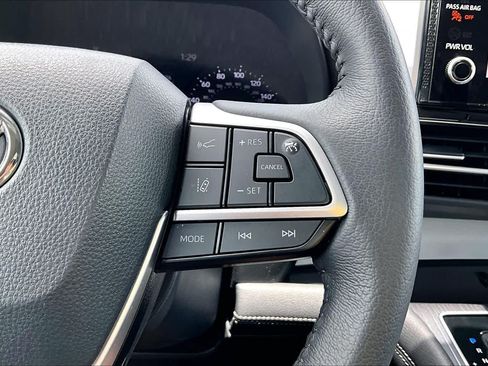 Used 2025 Toyota Sienna XLE w/ XLE Plus Package FWD image 24