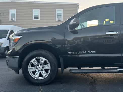 Used 2018 Nissan Titan SV w/ SV Convenience Package image 24