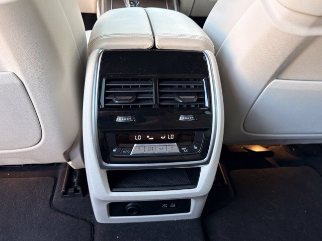 Used 2021 BMW X7 xDrive40i w/ M Sport Package AWD/4WD image 14