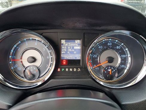 Used 2016 Chrysler Town & Country Touring image 27