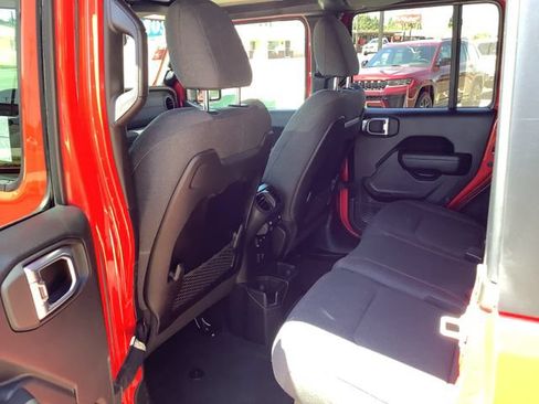 Used 2025 Jeep Wrangler Unlimited Rubicon w/ Convenience Group AWD/4WD image 24