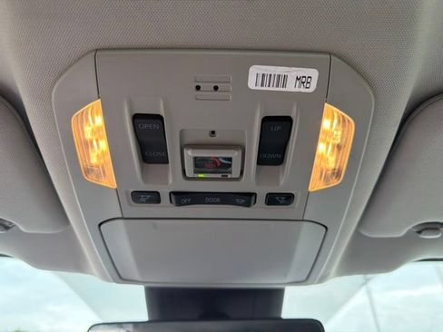 Used 2021 Toyota Highlander XLE AWD/4WD image 28