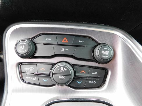 Used 2015 Dodge Challenger SXT image 13