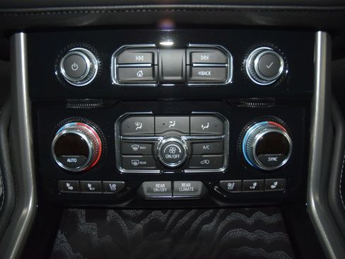 Used 2024 GMC Yukon XL Denali AWD/4WD image 35