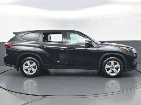 Used 2021 Toyota Highlander LE AWD/4WD image 6