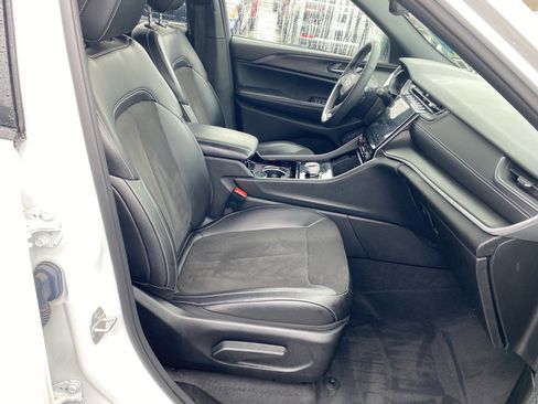 Used 2023 Jeep Grand Cherokee L Laredo image 25