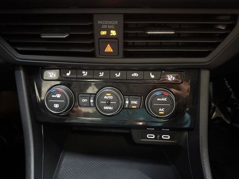 Certified 2022 Volkswagen Jetta SE image 22