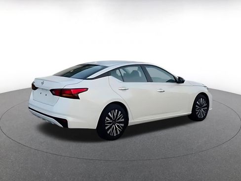 Used 2025 Nissan Altima 2.5 SV FWD image 3